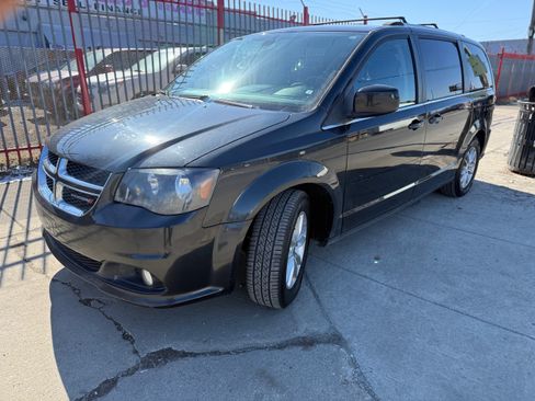 Used 2019 Dodge Grand Caravan SXT image 3