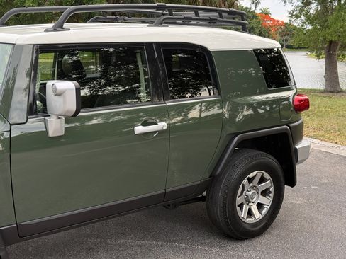 Used 2014 Toyota FJ Cruiser AWD/4WD image 29