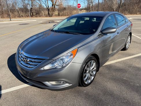 Used 2013 Hyundai Sonata SE image 1