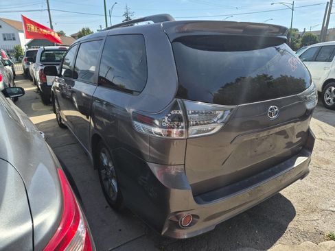 Used 2011 Toyota Sienna SE image 3