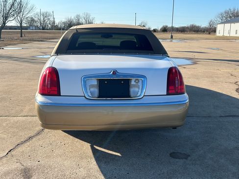 Used 2001 Lincoln Town Car Signature RWD image 6