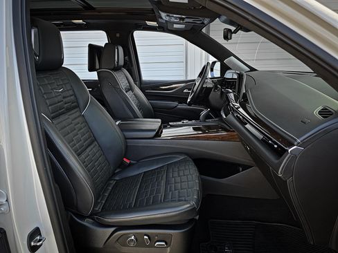 Used 2021 Cadillac Escalade 4WD Premium Luxury Platinum image 27