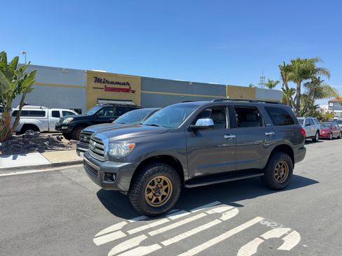 Used 2015 Toyota Sequoia Limited image 1