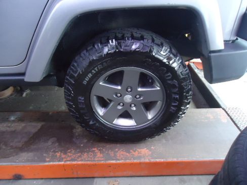 Used 2013 Jeep Wrangler Freedom Edition image 2