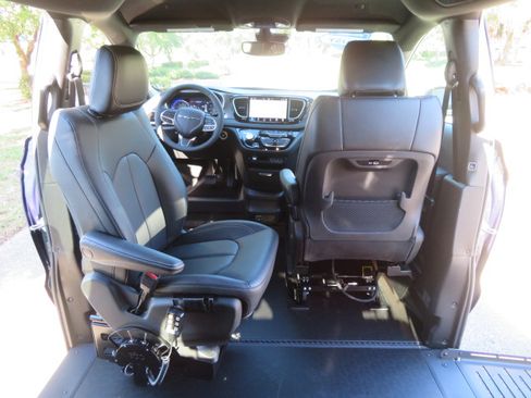 Used 2025 Chrysler Pacifica Select image 23