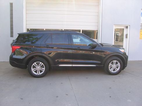 Used 2023 Ford Explorer XLT AWD/4WD image 18