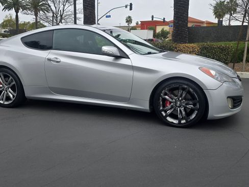 Used 2011 Hyundai Genesis Coupe 3.8 Grand Touring image 4