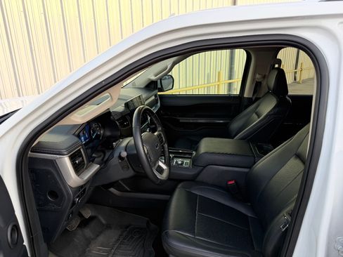 Used 2023 Ford Expedition XLT image 5