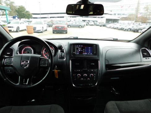 Used 2020 Dodge Grand Caravan SE image 12