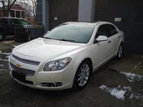 Used 2010 Chevrolet Malibu LTZ image 2