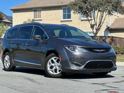 Used 2020 Chrysler Pacifica Touring-L Plus image 6