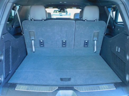 Used 2025 Chevrolet Suburban Z71 image 22