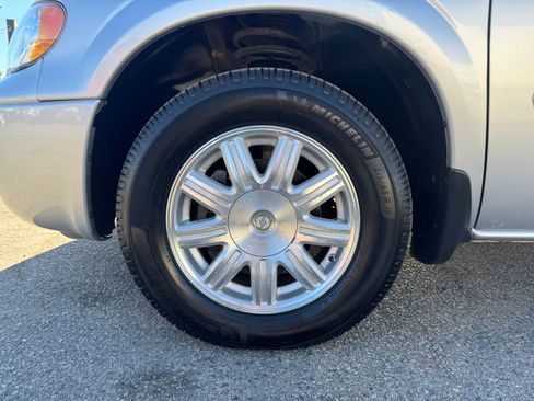 Used 2005 Chrysler Town & Country Touring image 11