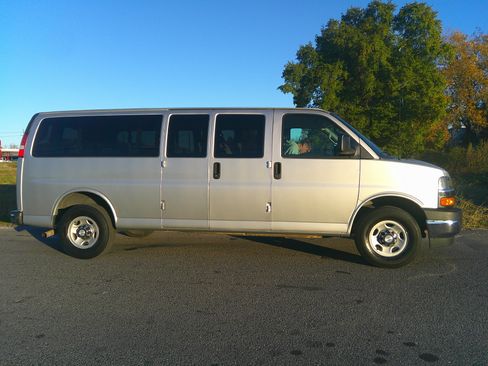 Used 2018 Chevrolet Express 3500 LT Extended Passenger RWD image 1
