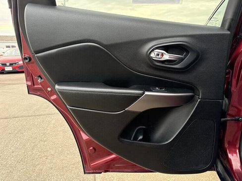 Used 2019 Jeep Cherokee Latitude Plus image 16