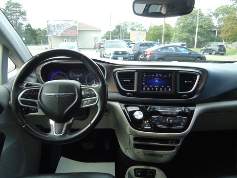 Used 2018 Chrysler Pacifica Touring-L FWD image 7