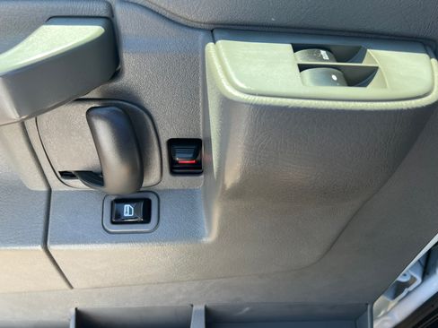 Used 2018 Chevrolet Express 3500 image 7