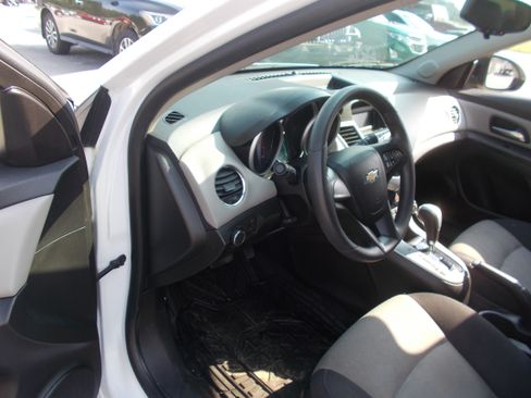 Used 2014 Chevrolet Cruze LS FWD image 6