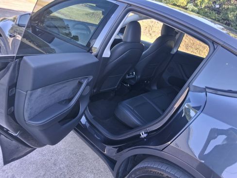 Used 2024 Tesla Model Y AWD Performance image 10