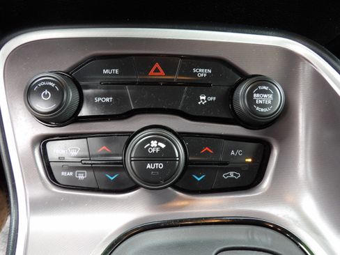 Used 2021 Dodge Challenger SXT image 13