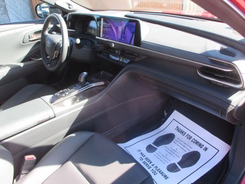 Used 2025 Toyota Crown Signia Limited image 9