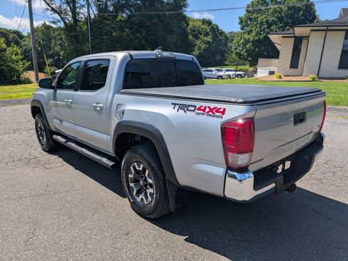 Used 2017 Toyota Tacoma TRD Off-Road image 4