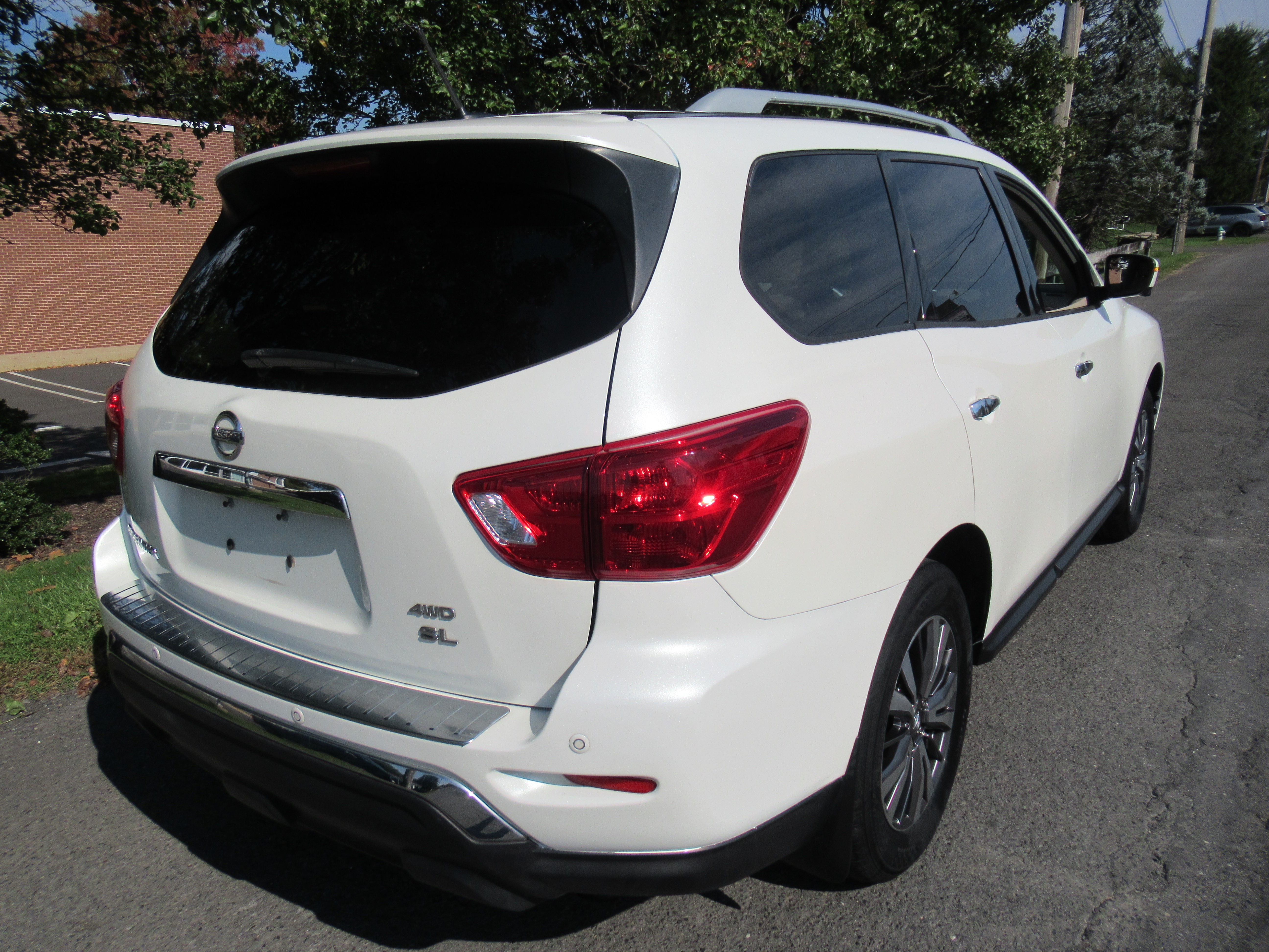 Used 2018 Nissan Pathfinder 4WD SL image 8