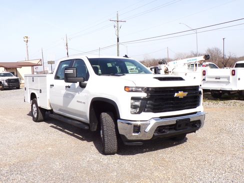 Used 2024 Chevrolet Silverado 2500 LT image 3