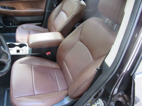 Used 2017 Subaru Outback 3.6R Touring AWD/4WD image 11