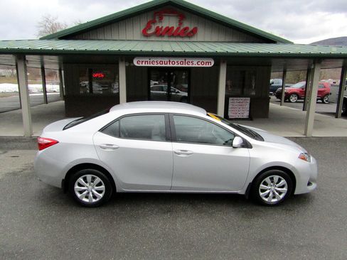 Used 2018 Toyota Corolla LE image 1