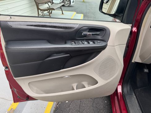 Used 2014 Chrysler Town & Country Touring FWD image 9