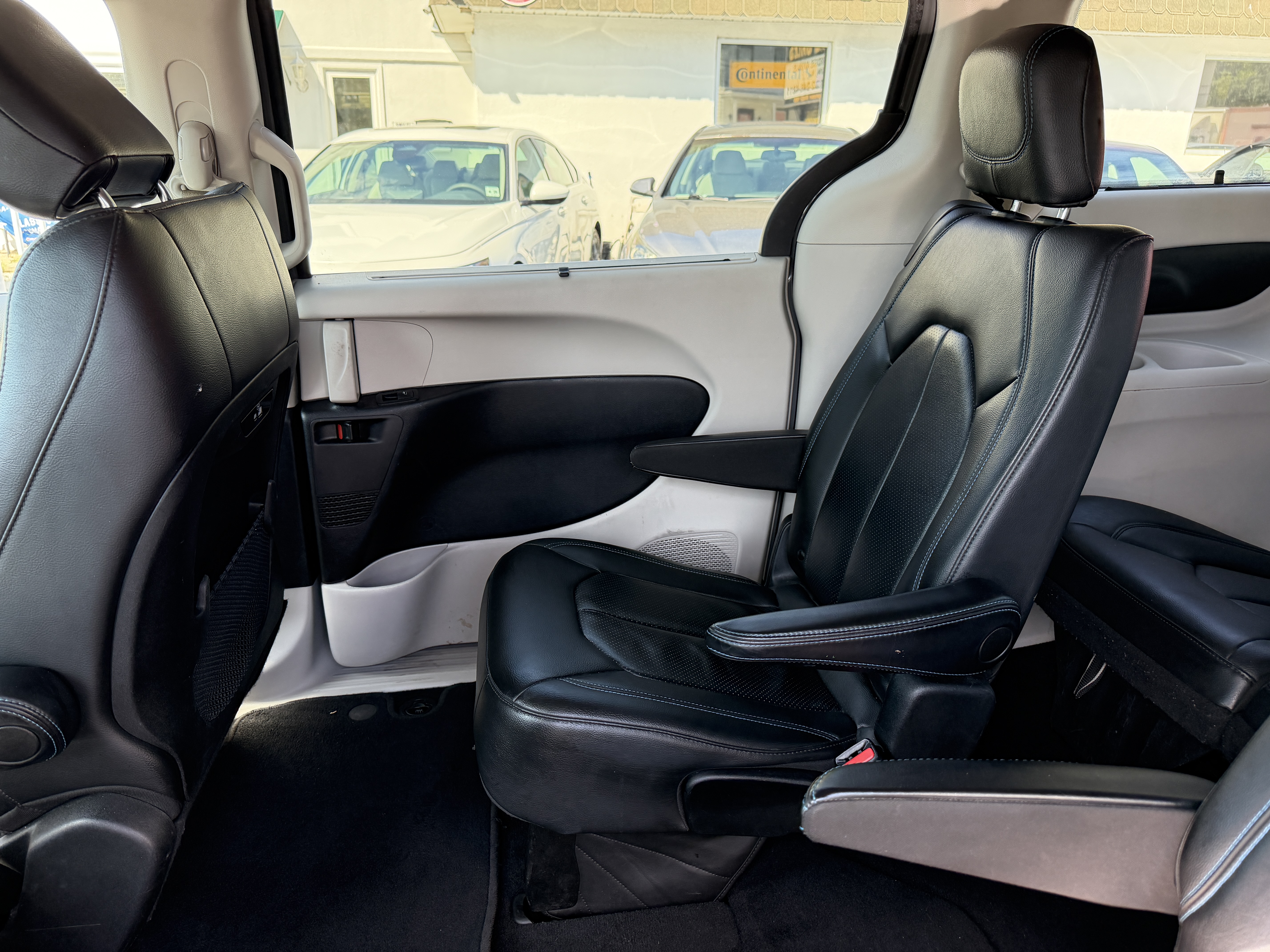 Used 2021 Chrysler Pacifica Touring-L FWD image 15
