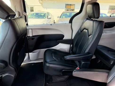 Used 2021 Chrysler Pacifica Touring-L FWD image 15