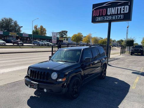 Used 2014 Jeep Patriot Latitude image 1