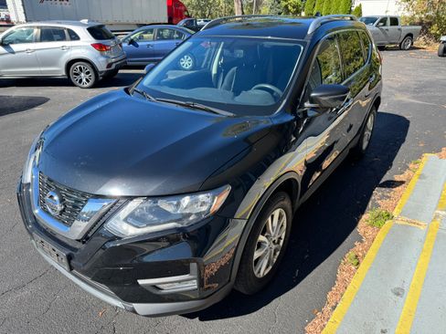 Used 2017 Nissan Rogue SV image 3