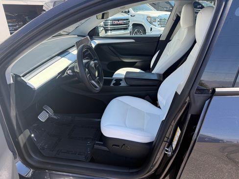 Used 2024 Tesla Model Y Performance image 11