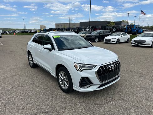 Used 2023 Audi Q3 quattro 2.0T Premium w/ S Line AWD/4WD image 2