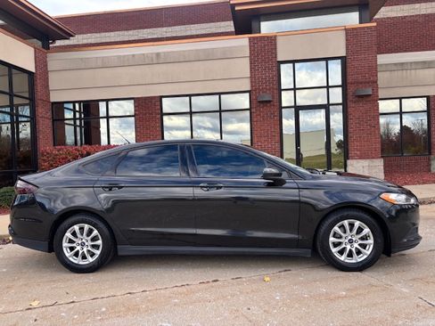 Used 2015 Ford Fusion S image 2