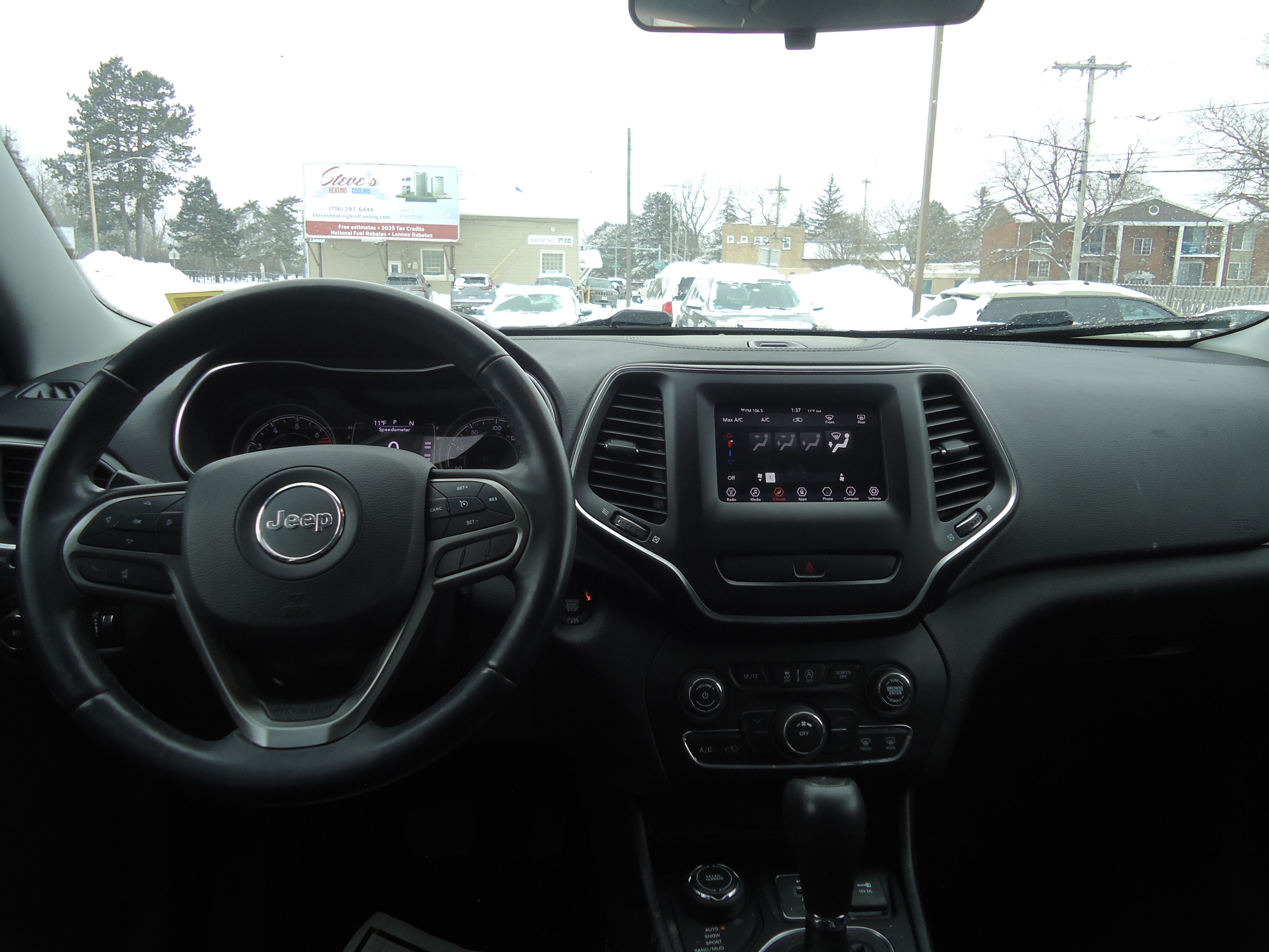 Used 2019 Jeep Cherokee Latitude Plus AWD/4WD image 7