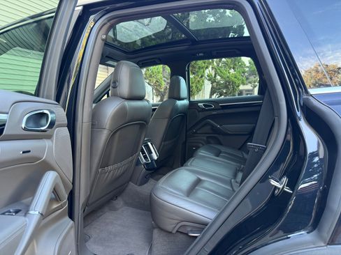 Used 2016 Porsche Cayenne S image 10