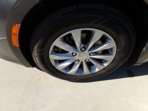 Used 2018 Chrysler Pacifica Touring-L Plus image 8