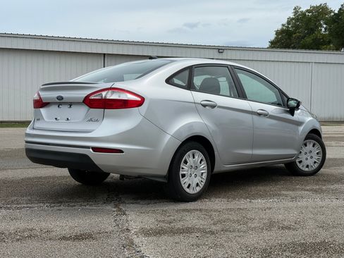Used 2014 Ford Fiesta SE FWD image 2