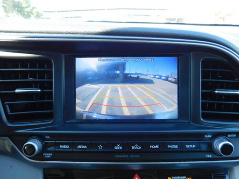 Used 2020 Hyundai Elantra SEL image 18