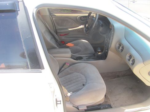 Used 2002 Pontiac Bonneville SE image 3