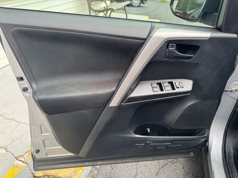 Used 2018 Toyota RAV4 AWD LE image 9