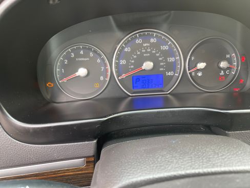 Used 2011 Hyundai Santa Fe SE image 8