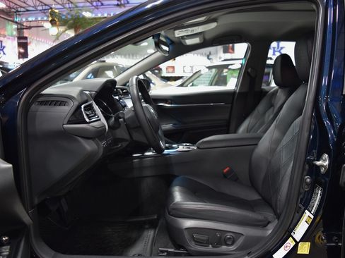 Used 2018 Toyota Camry XLE image 16