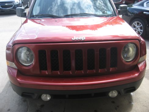 Used 2013 Jeep Patriot Latitude Sport Utility 4D FWD image 2