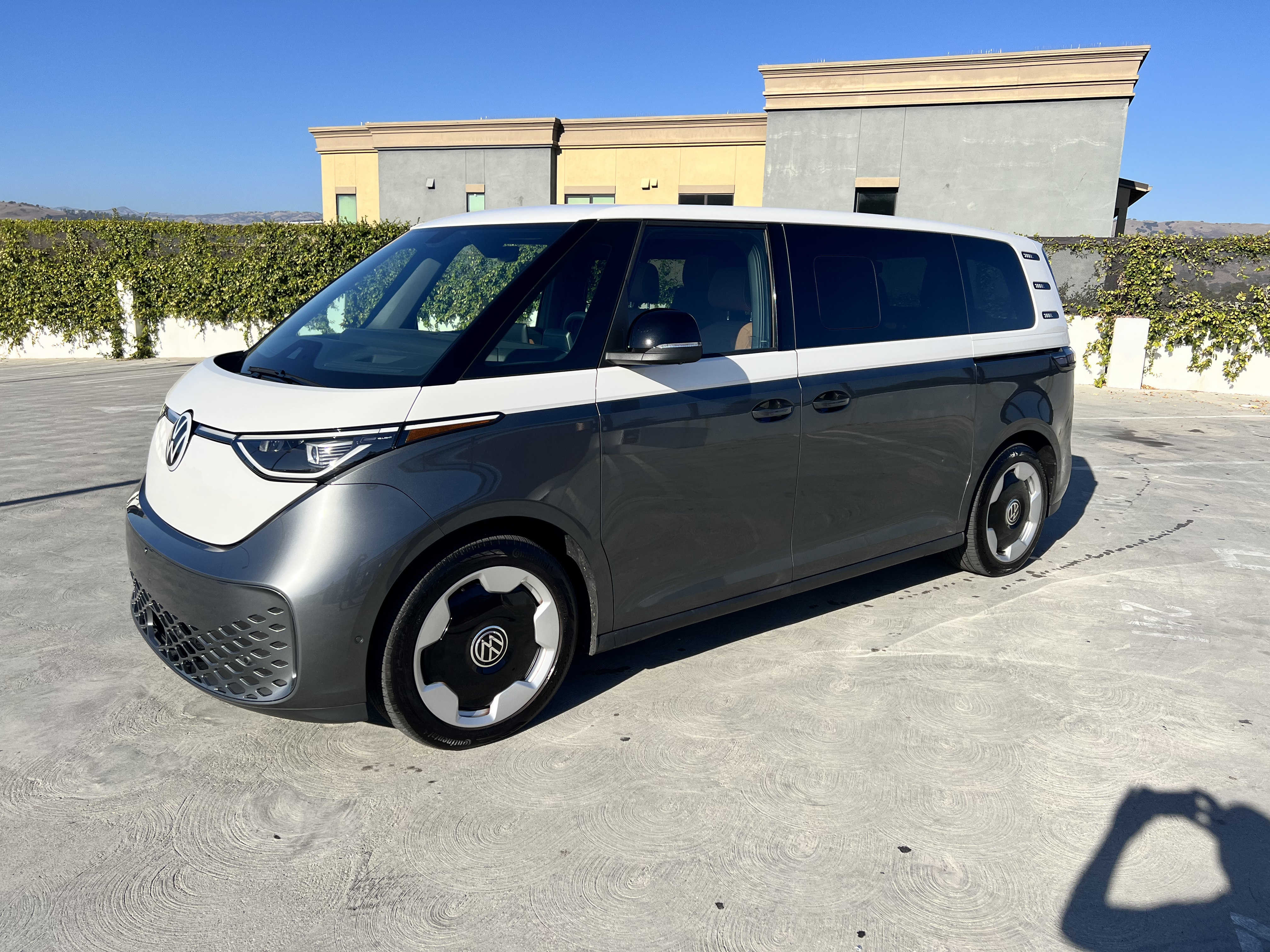 Used 2025 Volkswagen ID. Buzz Pro S Plus RWD image 1