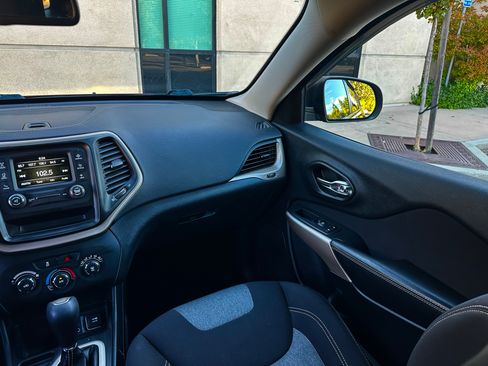 Used 2017 Jeep Cherokee FWD Sport image 17